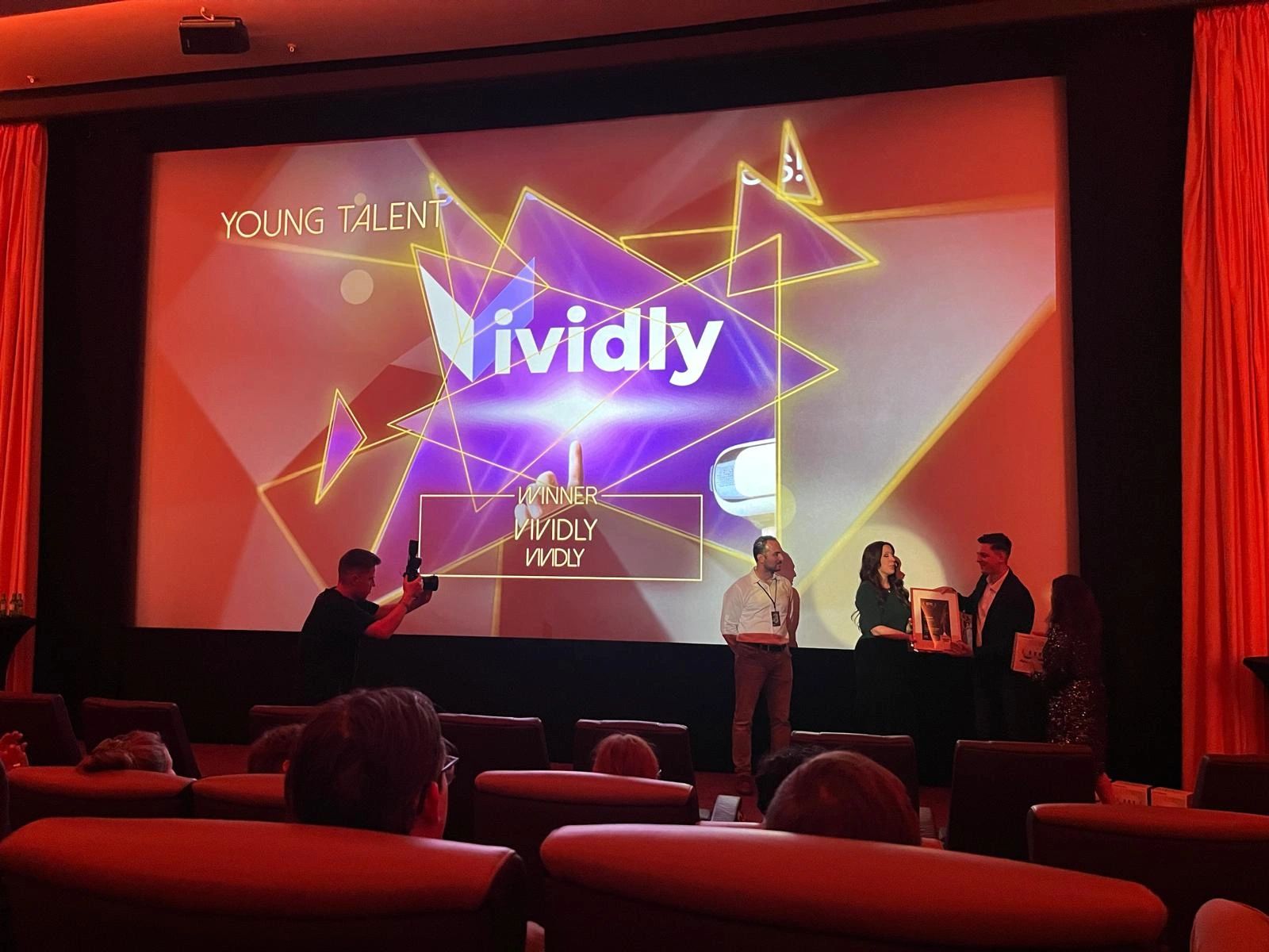 Vividly gewinnt Young Talent Prize, Preisverleihung auf der Bühne